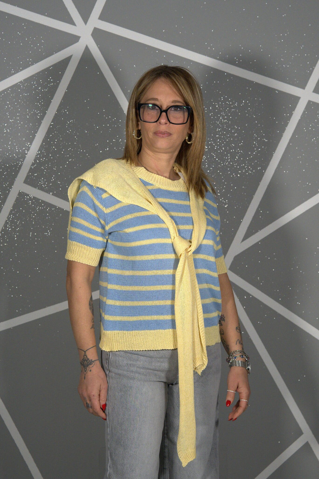Maglione giallo e azzurro