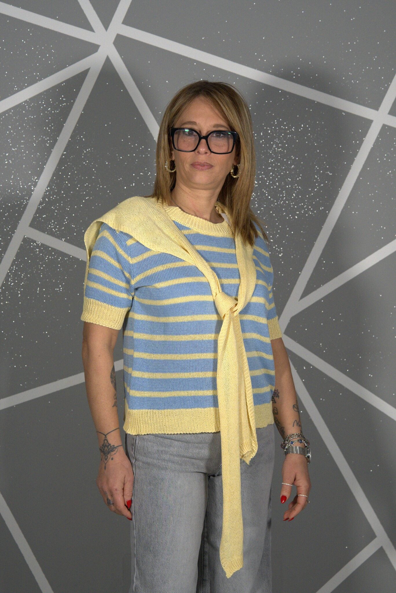 Maglione giallo e azzurro