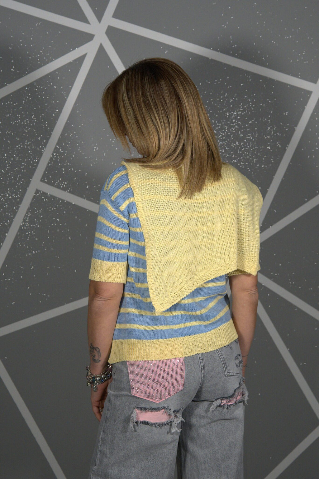 Maglione giallo e azzurro