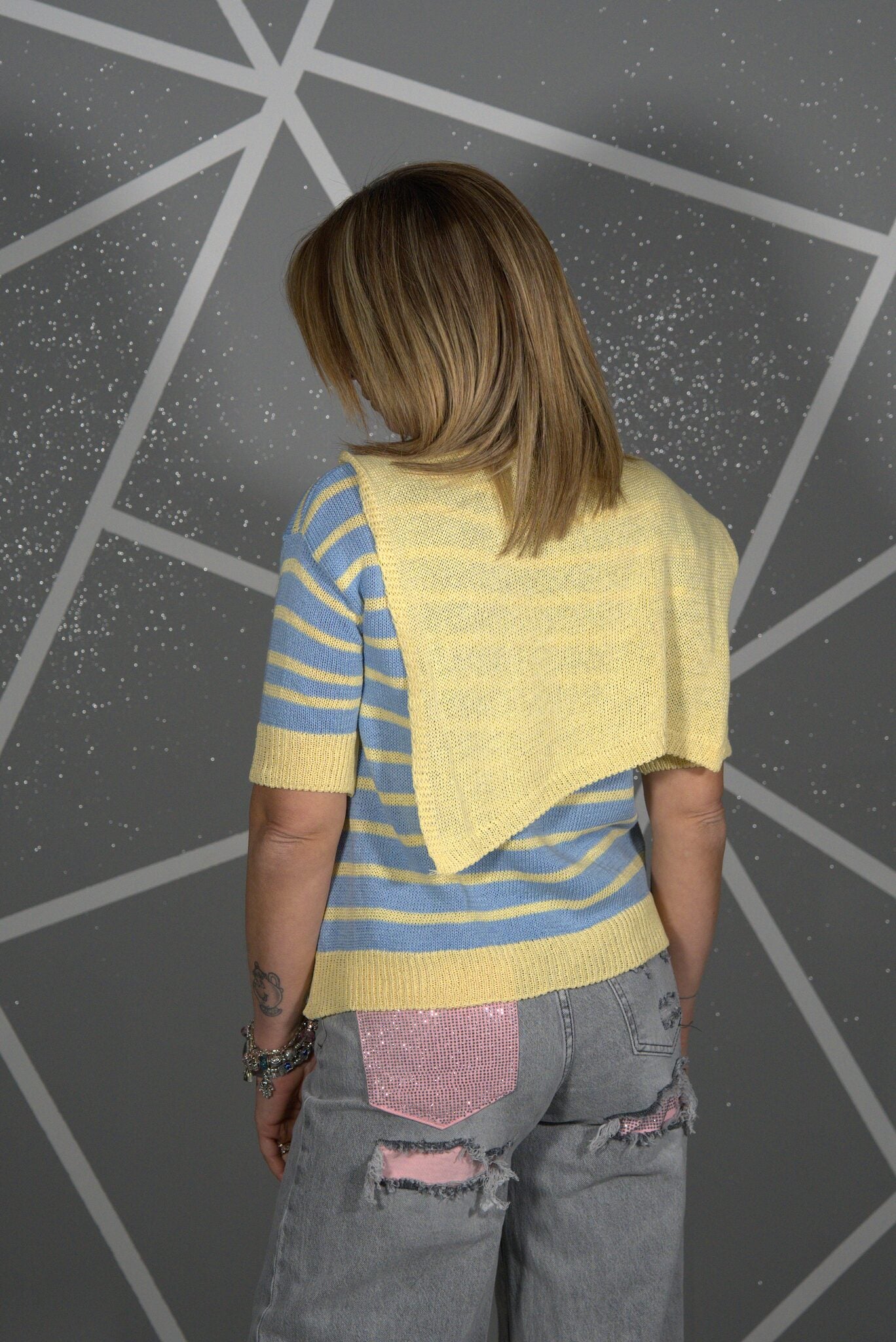 Maglione giallo e azzurro
